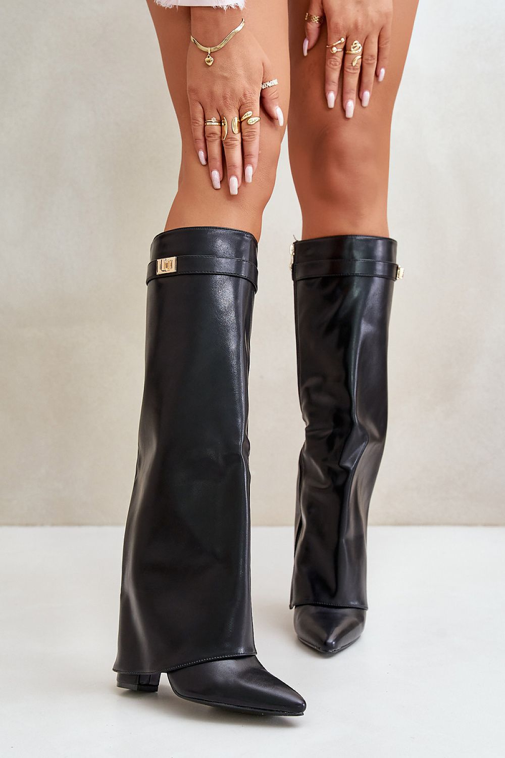 Heel boots below the knee